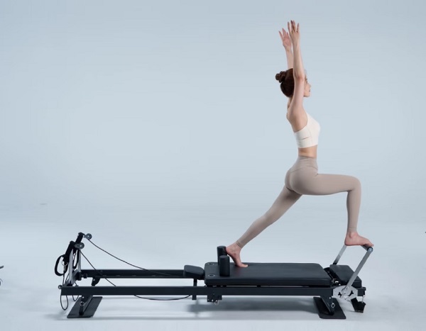 Dongpin's ergonomic Pilates bench in modern studio